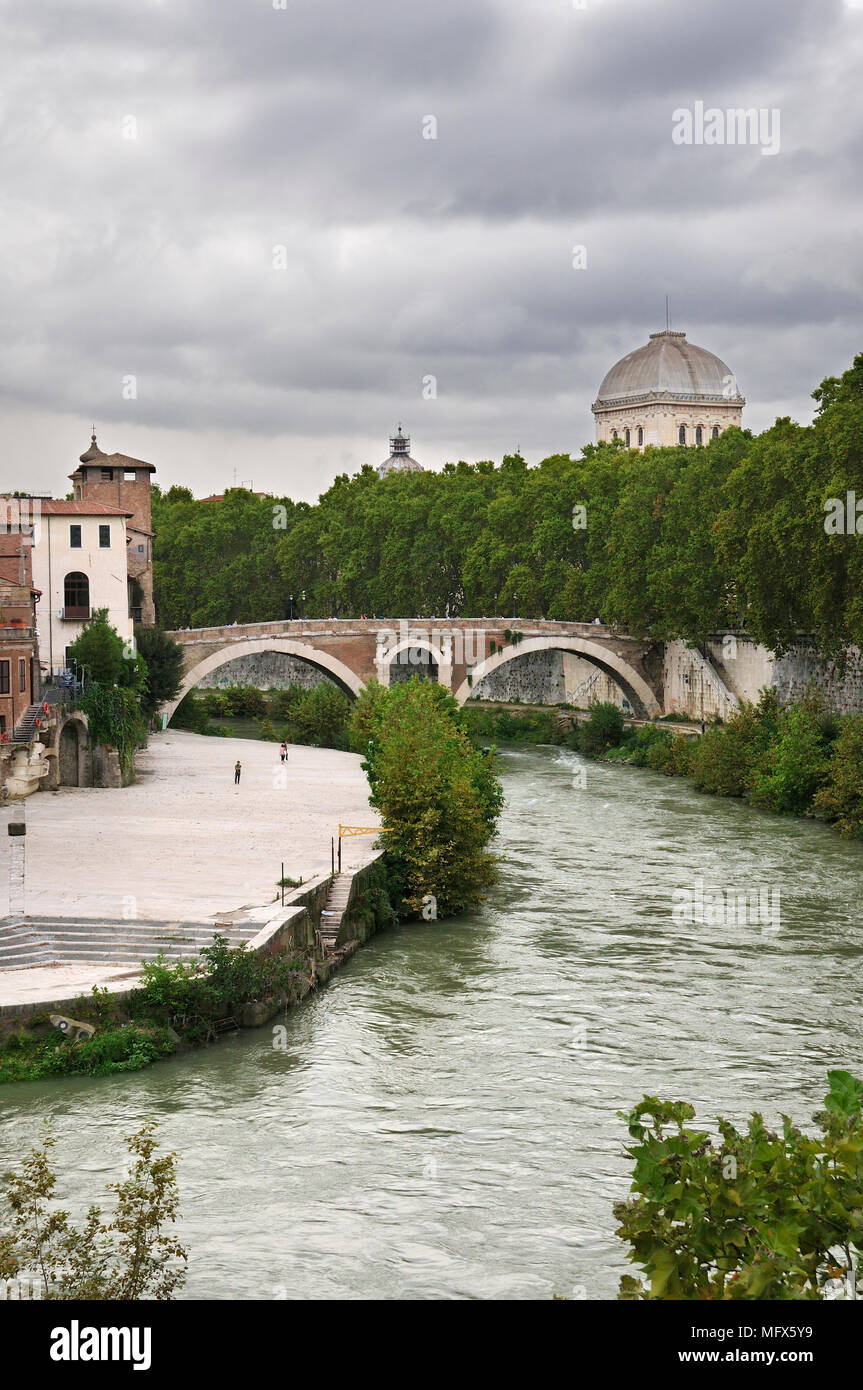 Tiberinsel (Isola Tiberina) und eine alte Brücke über den Tiber. Rom, Italien Stockfoto