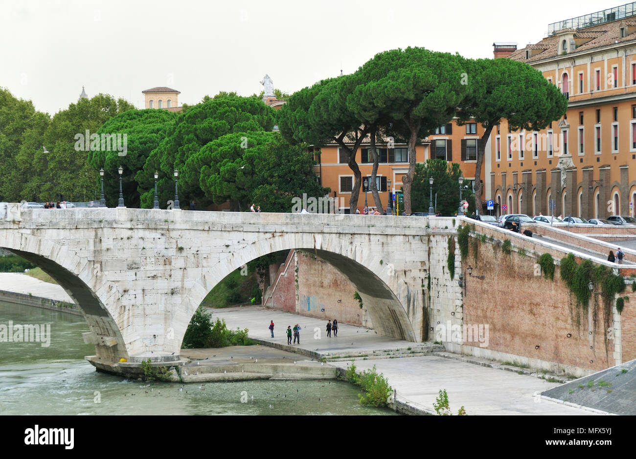 Tiberinsel (Isola Tiberina) und Cestio Brücke (Ponte Cestio) über den Tiber. Rom, Italien Stockfoto