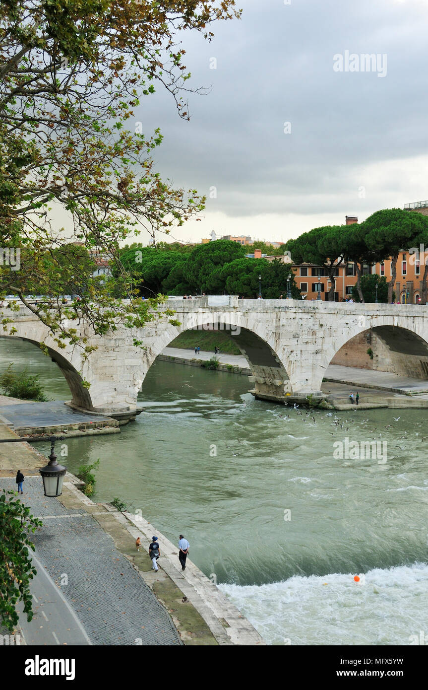 Tiberinsel (Isola Tiberina) und Cestio Brücke (Ponte Cestio) über den Tiber. Rom, Italien Stockfoto