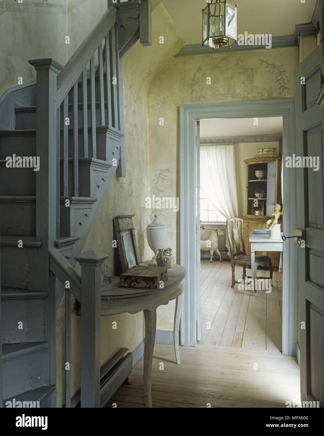 Ein Land Flur eine lackierte Holztreppe offene Tür zum Wohnzimmer Holzboden Stockfoto