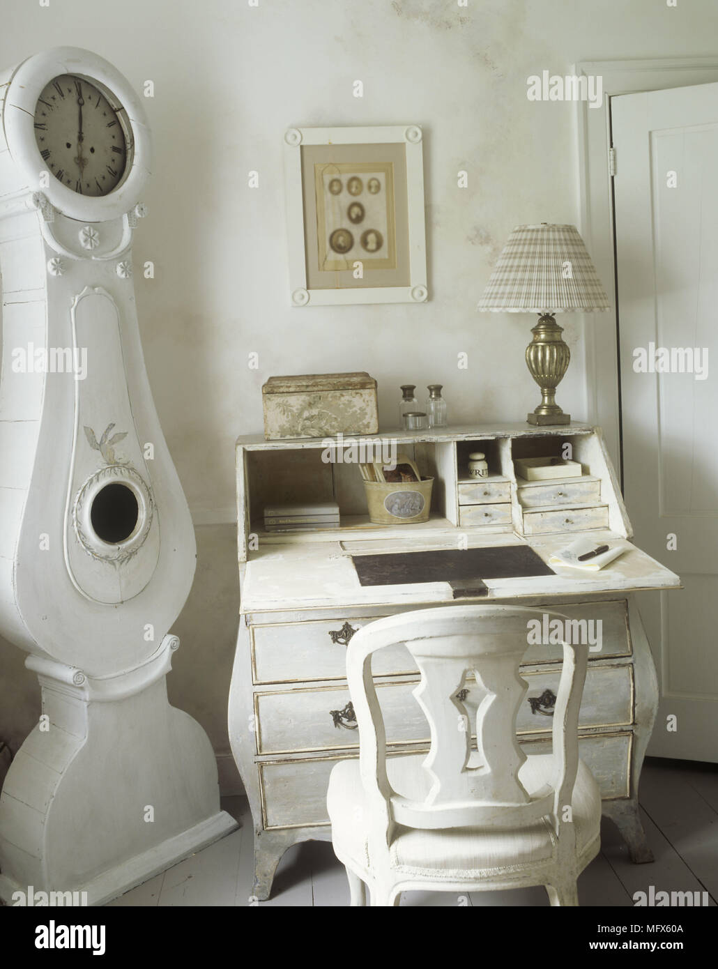 Ein Detail einer traditionellen Zimmer schwedischen Stil weiß bemalte Möbel gustavianischen Wecker Stockfoto