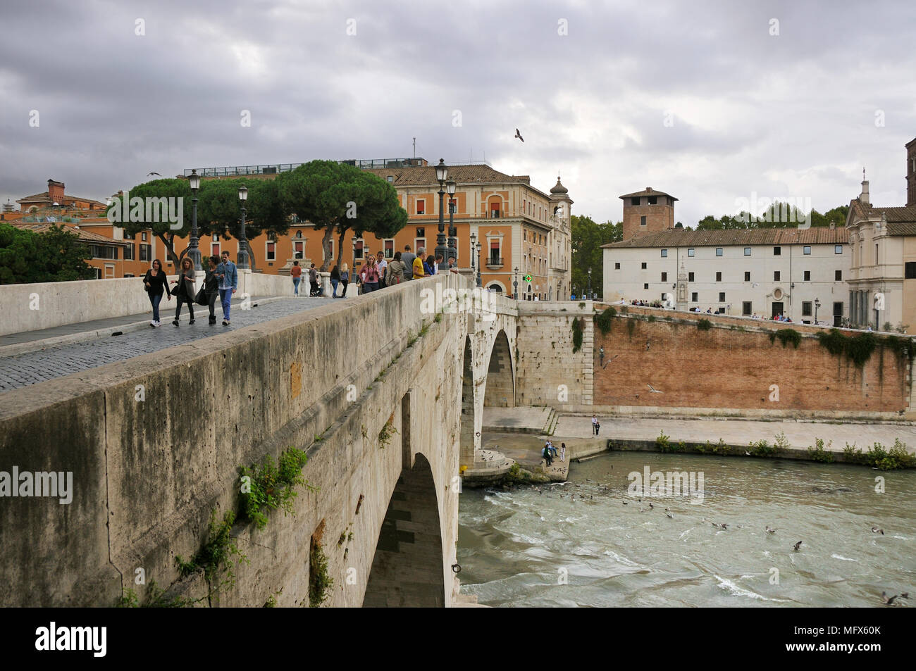 Tiberinsel (Isola Tiberina) und Cestio Brücke (Ponte Cestio) über den Tiber. Rom, Italien Stockfoto