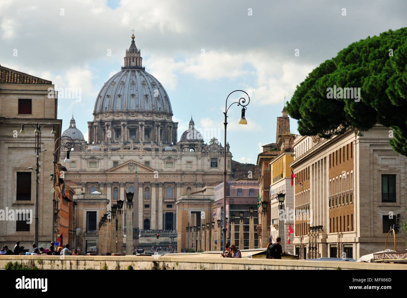 Petersbasilika im Vatikan und der Via della Conciliazione. Rom, Italien Stockfoto