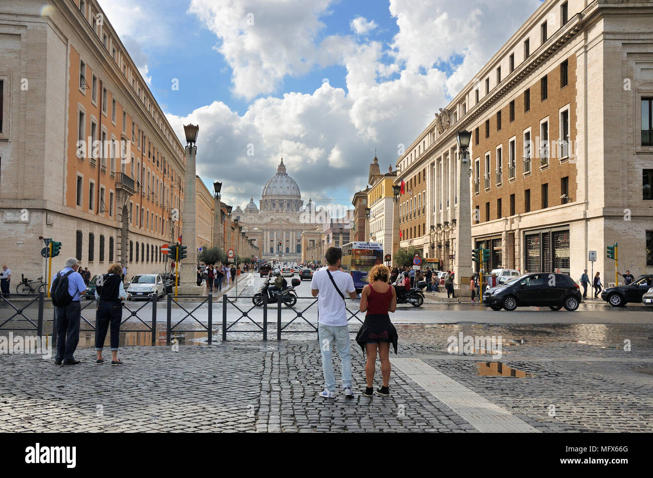 Petersbasilika im Vatikan und der Via della Conciliazione. Rom, Italien Stockfoto
