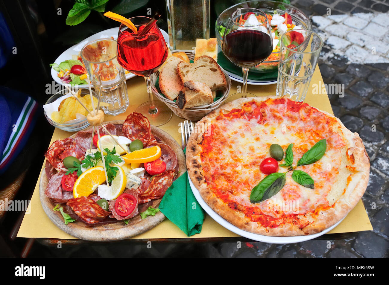 Pizza Romana und Salate. Rom, Italien Stockfoto