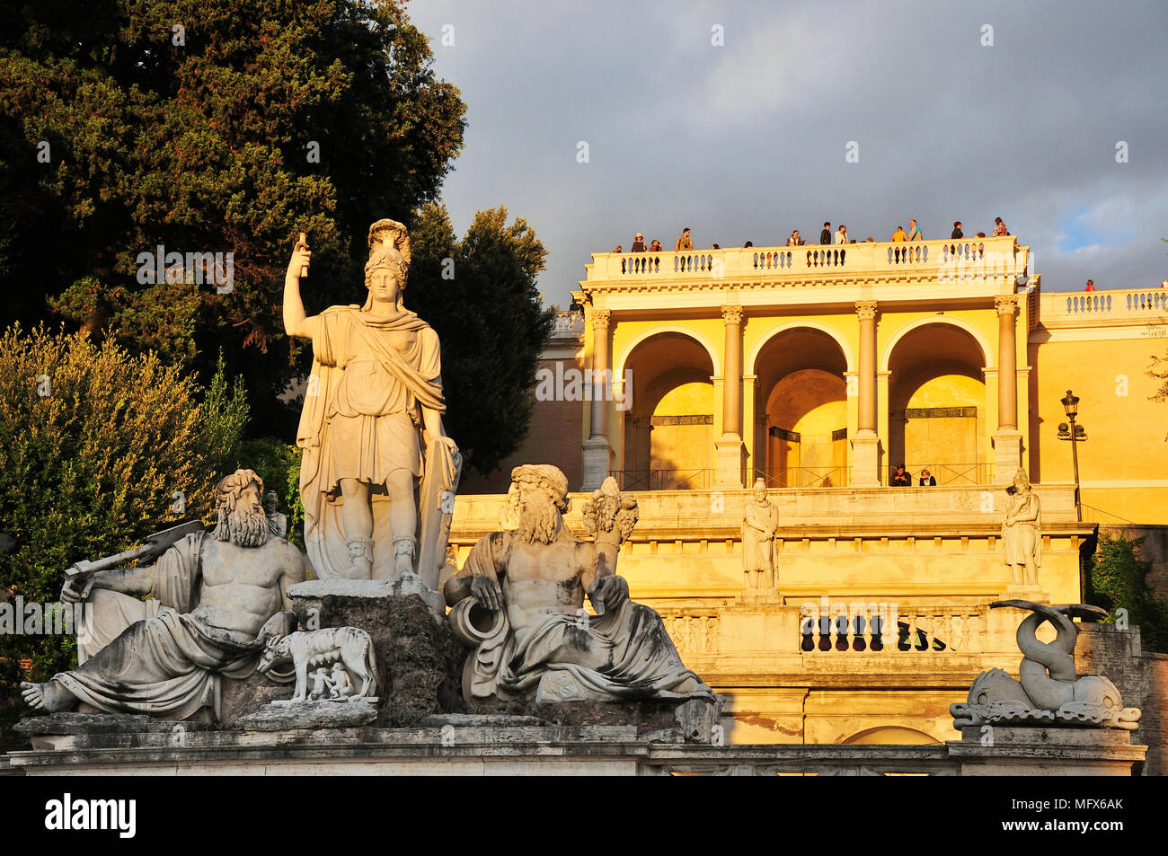 Brunnen der Göttin Roma (Fontana della Dea di Roma) und Terrazza del Pincio auf dem Pincio. Piazza del Popolo, Rom. Italien Stockfoto