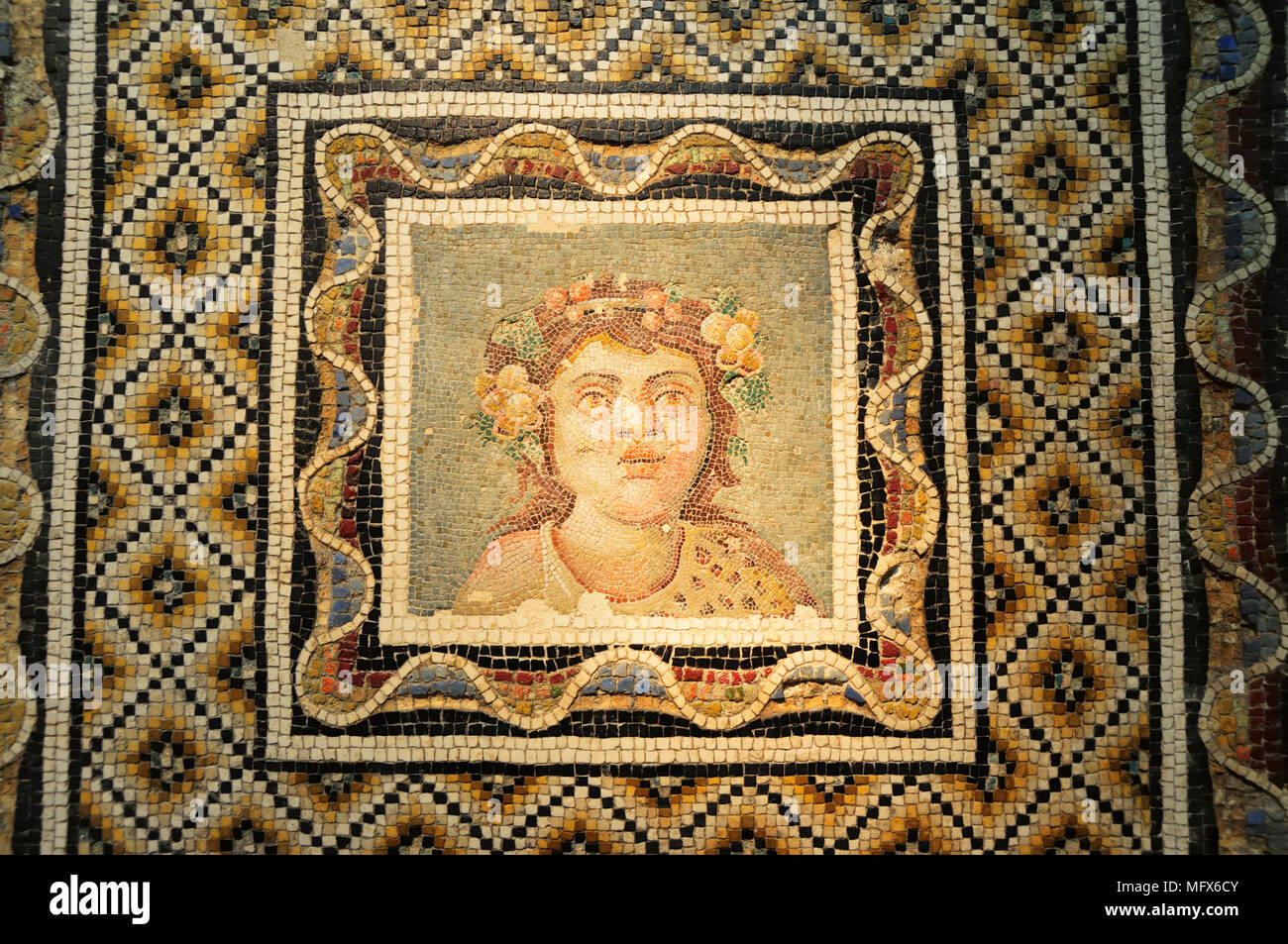 Römische Mosaik mit einer Büste des Dionysos von der Via Flaminia; 3. Jahrhundert n. Sammlung der Palazzo Massimo/Museo Nazionale Romano. Rom, Italien Stockfoto