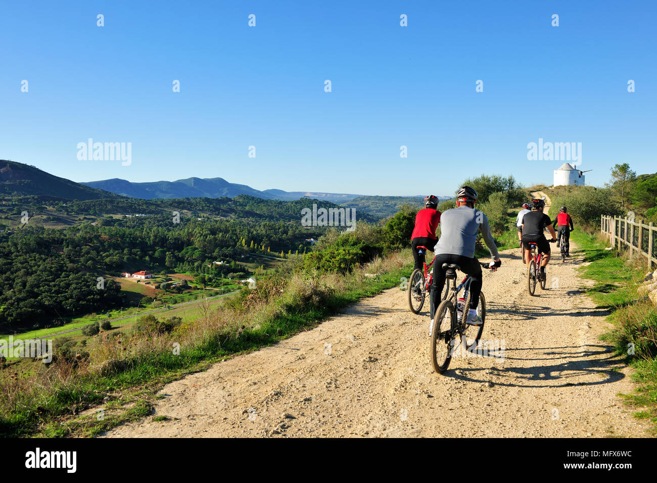 Biker an der Louro Mountain Range. Naturpark Arrábida. Portugal Stockfoto