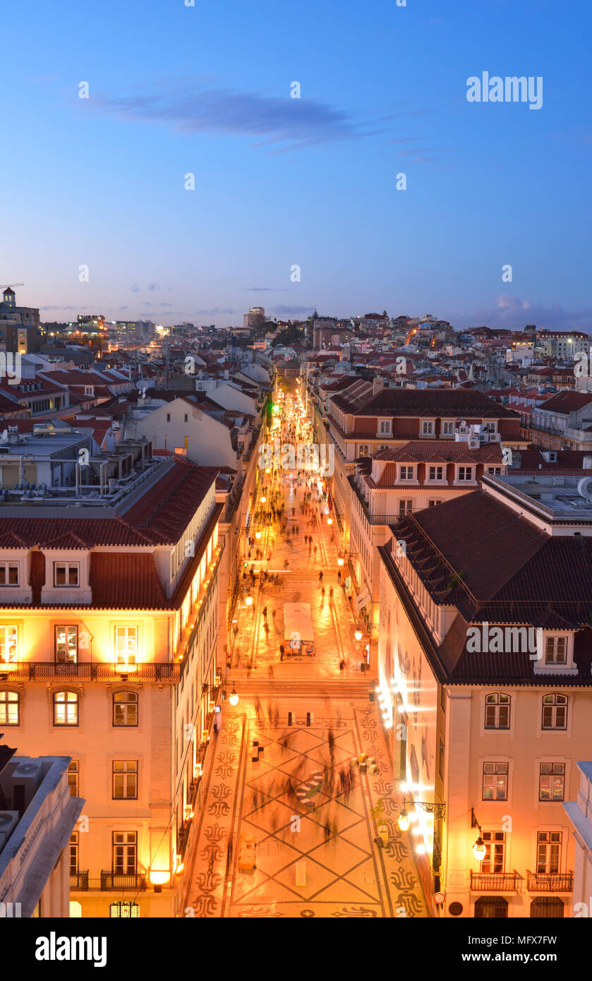 Rua Augusta in der Baixa, in der Dämmerung. Lissabon, Portugal Stockfoto