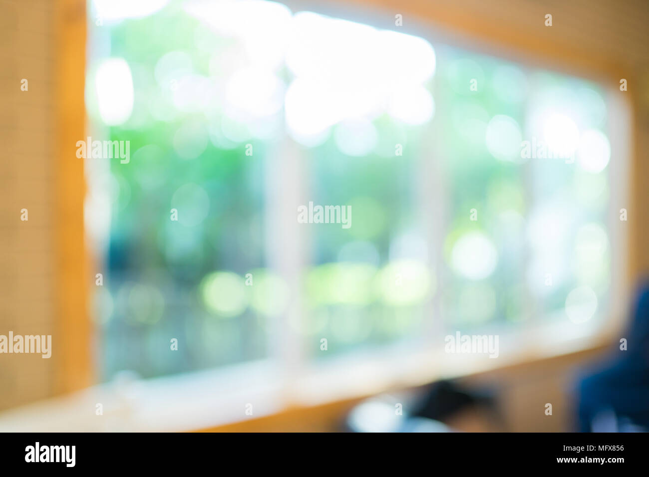 Unscharfer Hintergrund: Fenster im Restaurant blur Hintergrund mit Bokeh Stockfoto