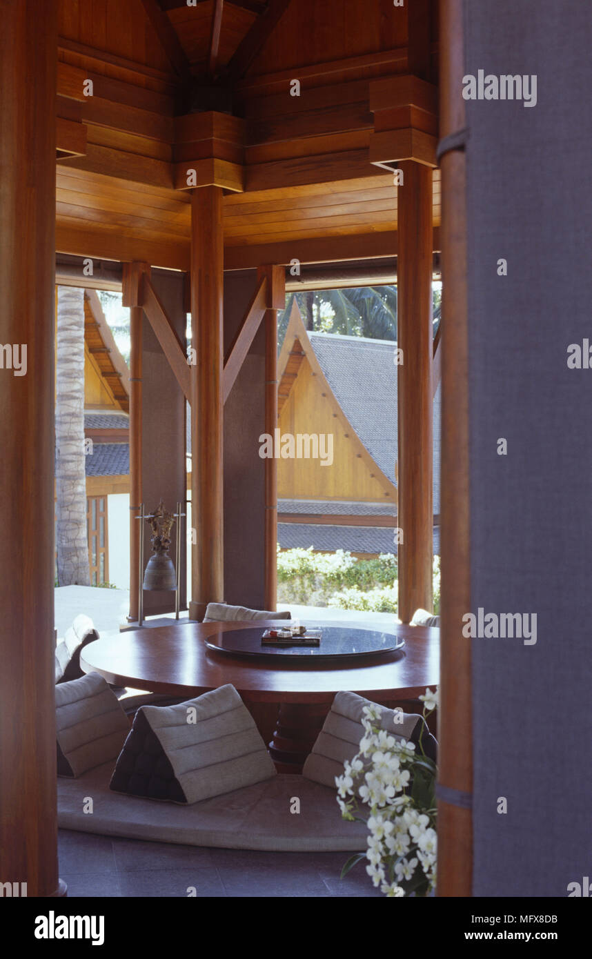 Blick durch die offene Tür zum Runden Tisch im Zimmer mit Holzdecke Stockfoto