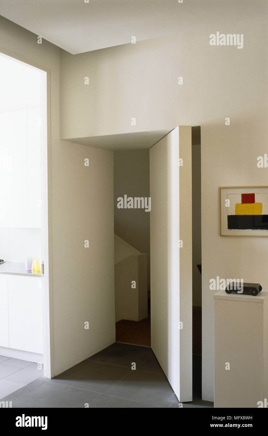 Tür im minimalistischen Flur öffnen Stockfoto