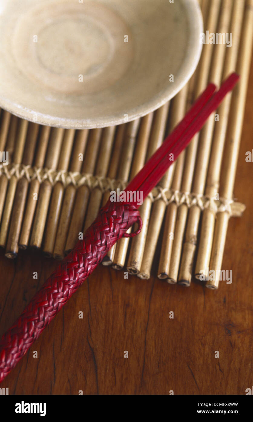 Paar Essstäbchen und Schüssel auf Bambus Unterlage Stockfoto