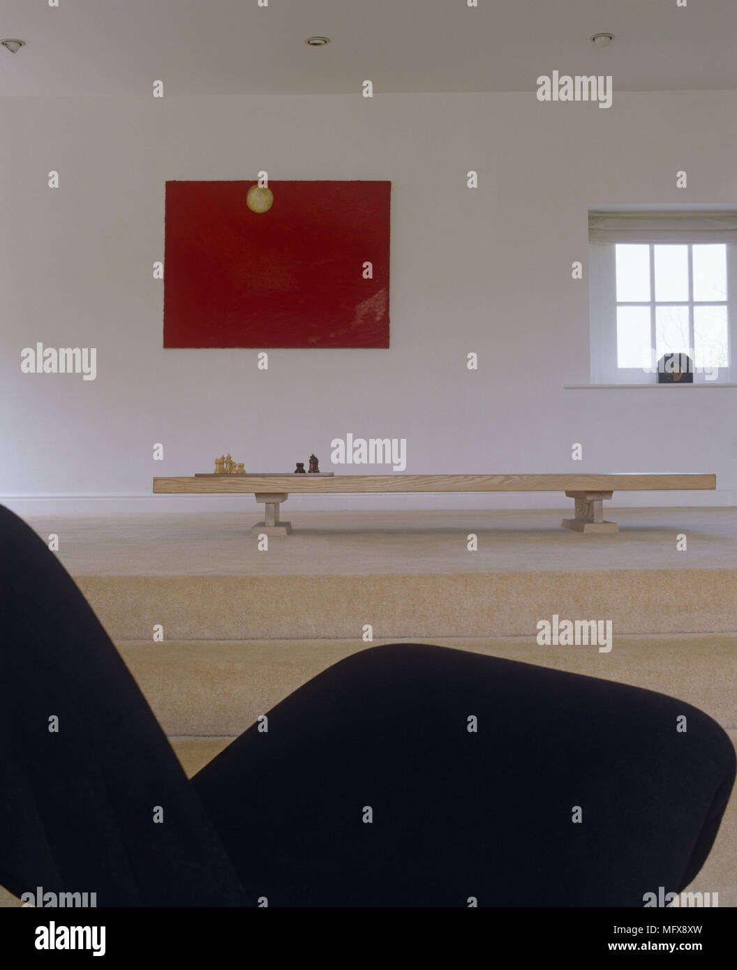 Schach auf niedrigen Holztisch in moderne Wohnzimmer gesetzt Stockfoto