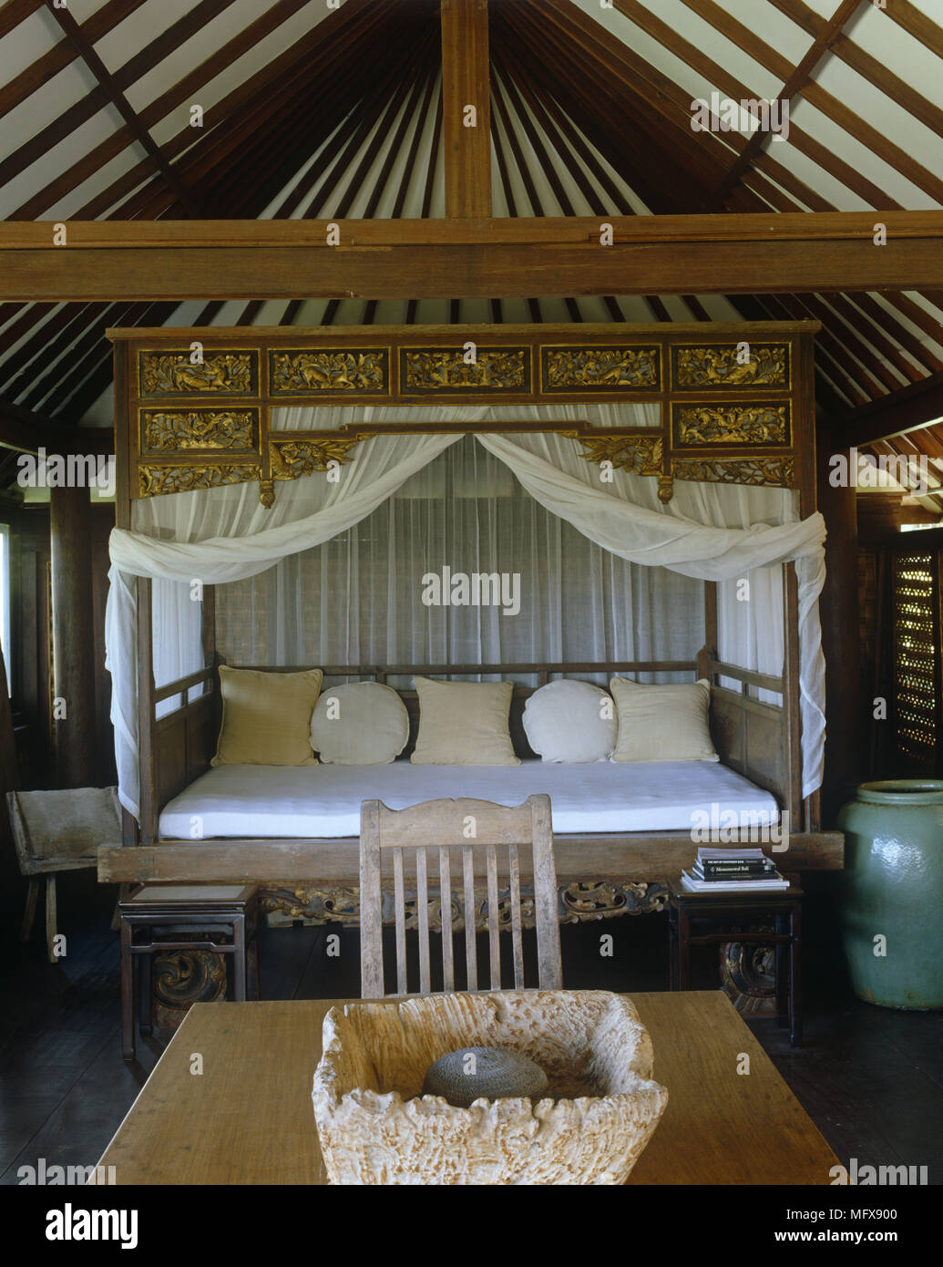 Oriental Style Tagesbett Mit Baldachin In Zimmer Mit