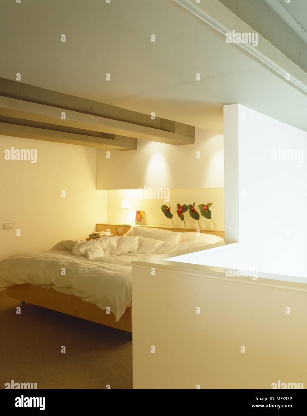 Blick zum Doppelbett im minimalistischen Stil Schlafzimmer Stockfoto