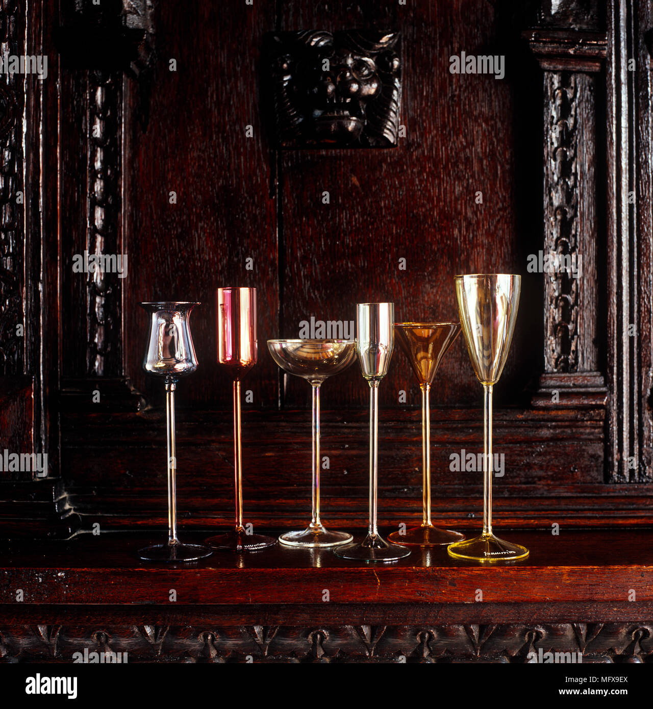 Elegante hohe stammte Trinkgläser am Kaminsims Stockfoto
