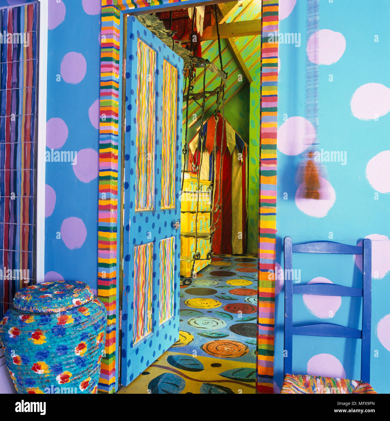 Blick durch die offene Tür zum Zimmer hinaus in leuchtenden bunten Mustern bemalt Stockfoto