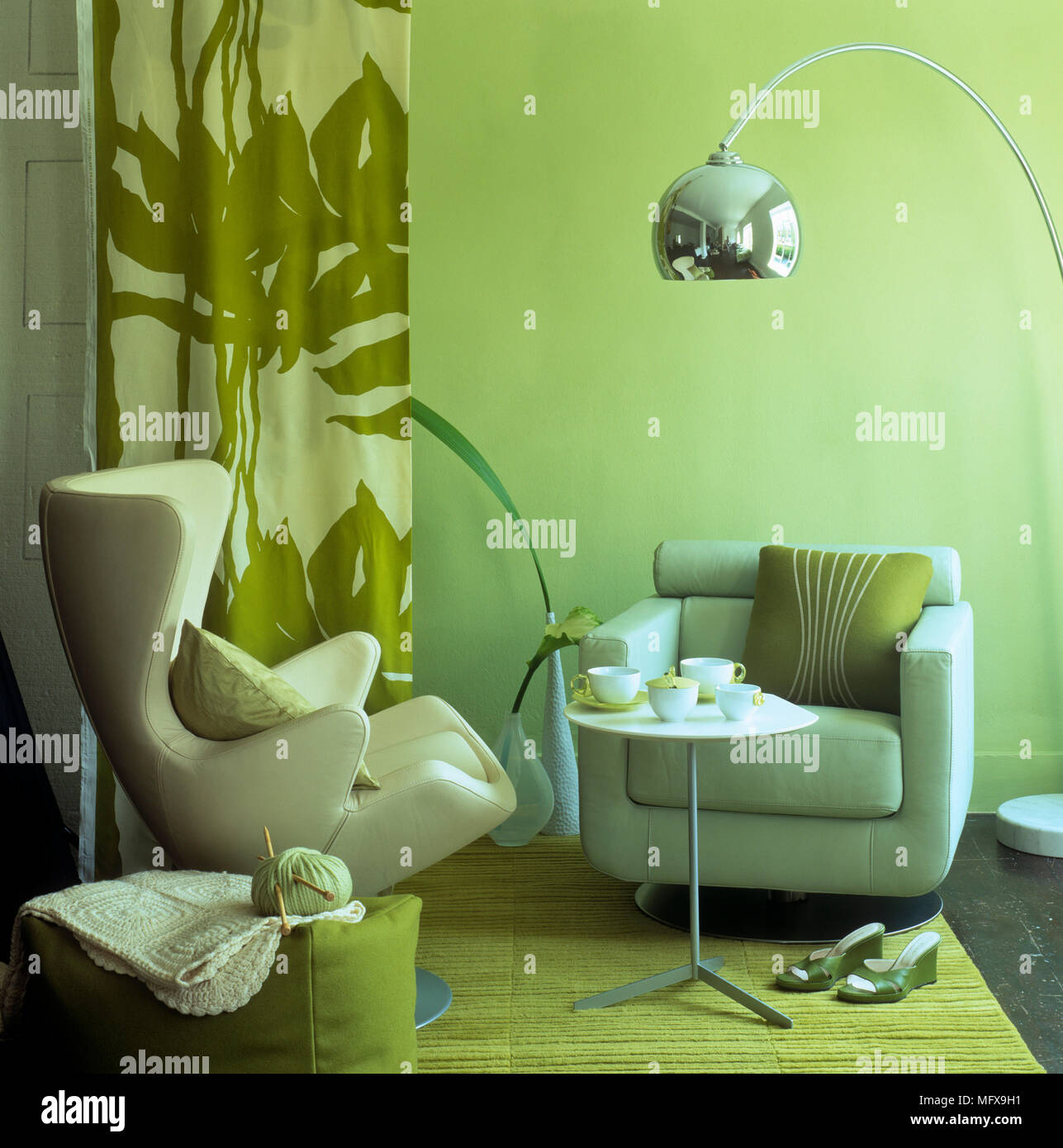Sessel und Runder Tisch in moderne grüne Wohnzimmer Stockfoto