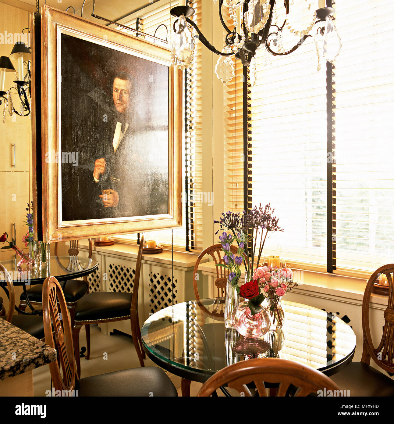 Eine Traditionelle Esszimmer Mit Rundem Glastisch Tisch Stuhle Aus Holz Portrat Kronleuchter Jalousien Stockfotografie Alamy