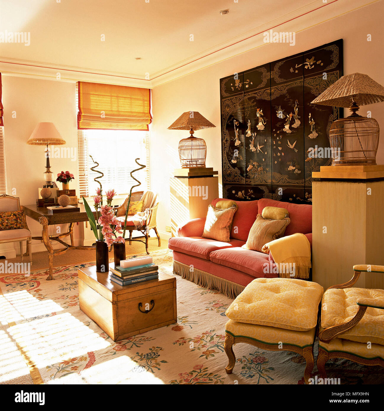 ein traditionelles, wohnzimmer, polstermöbel, rotes sofa