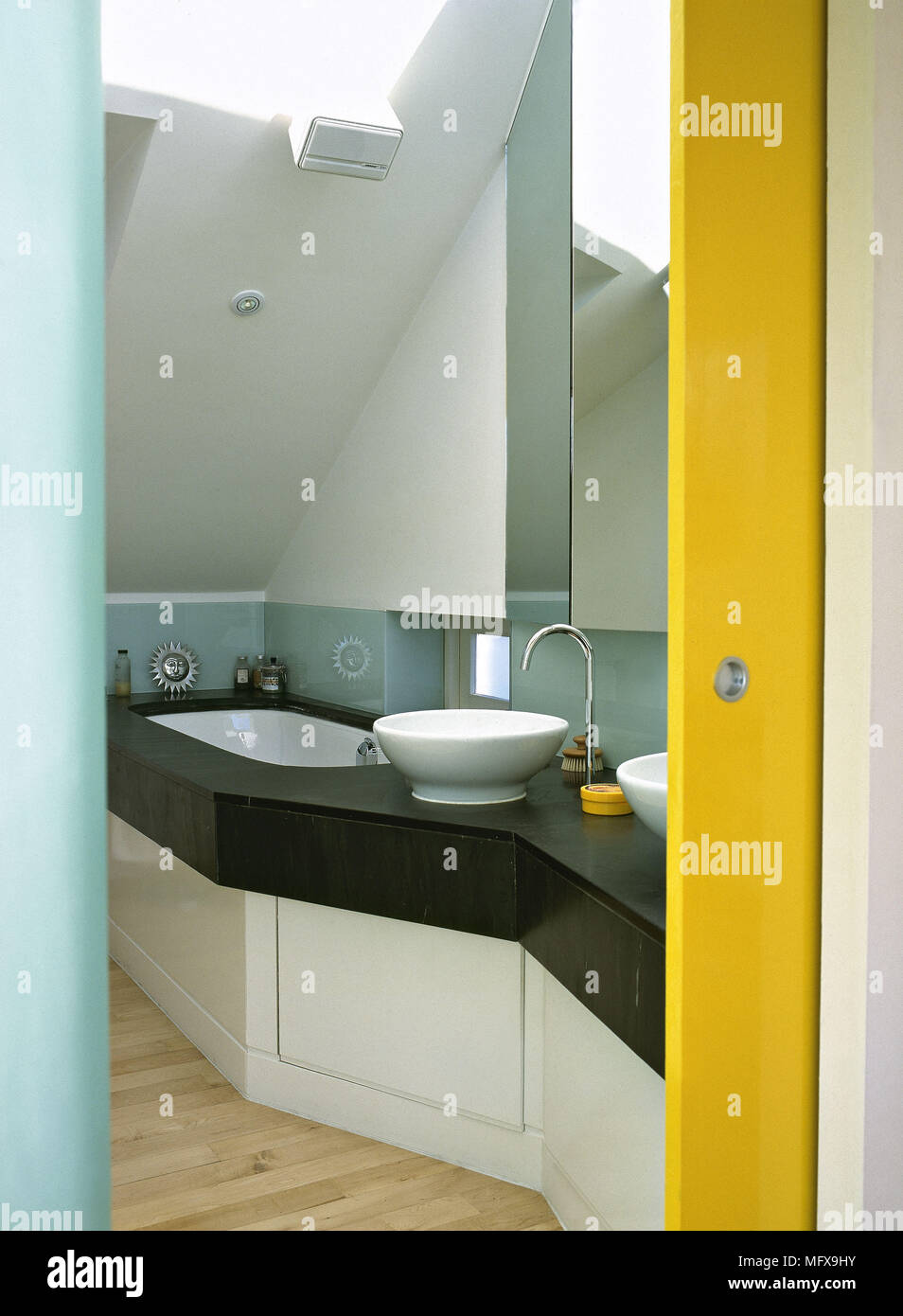 Badezimmer mit gelben Schiebetür und zwei Waschbecken auf einem ... Badezimmer mit gelben Schiebetür und zwei Waschbecken auf einem ...