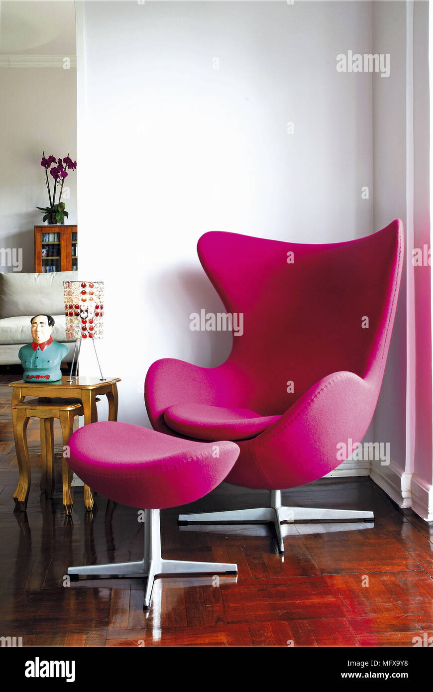 Rosa Arne Jacobsen Sessel Und Hocker In Moderne Zimmer Stockfotografie Alamy