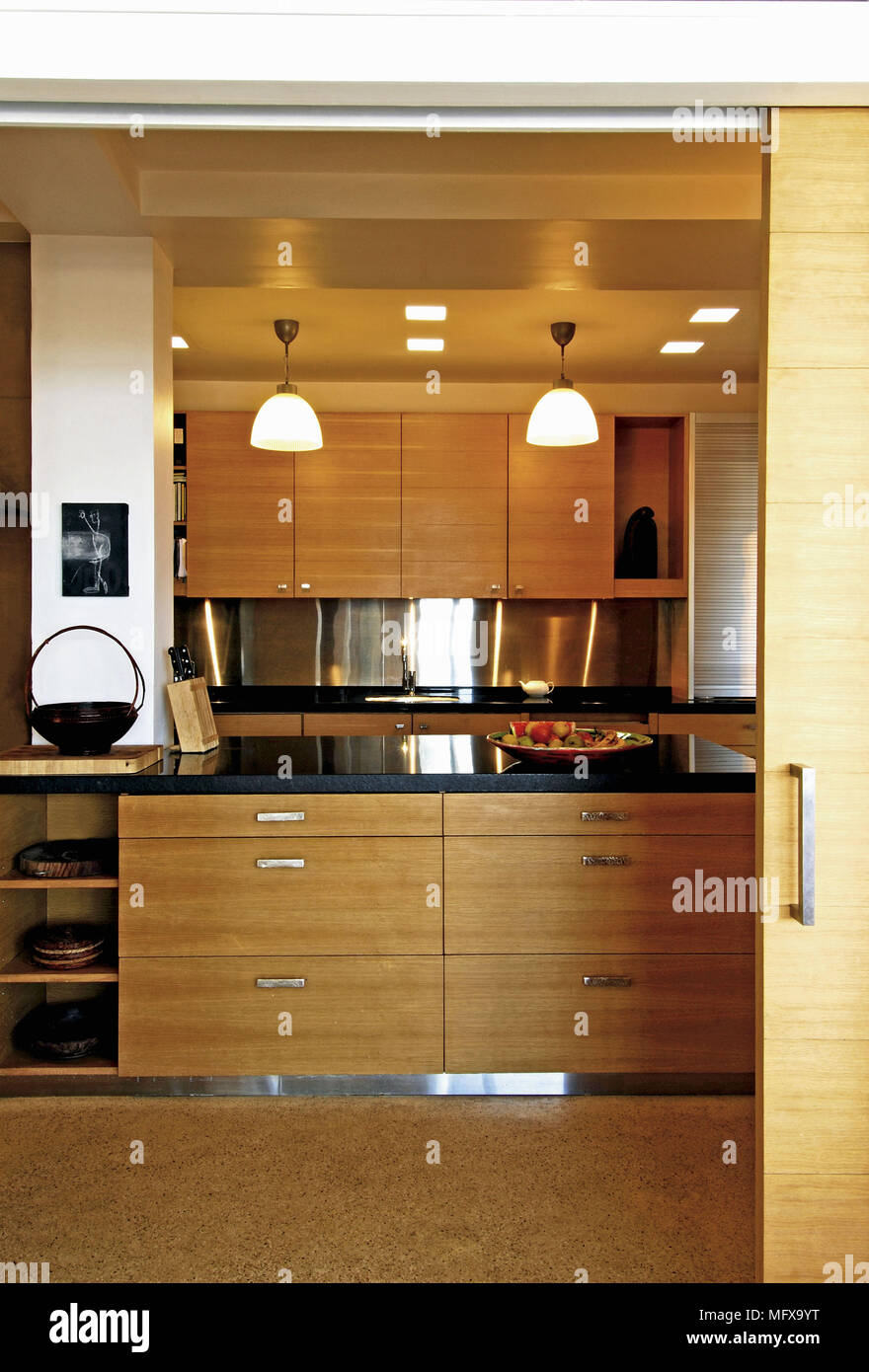 Blick durch die offene Tür für die moderne Küche mit Holz ausgestattet Einheiten Stockfoto