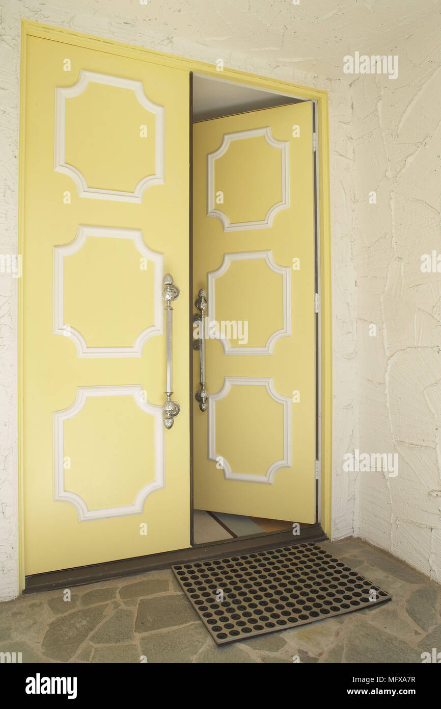 Paar gelbe Türen mit weißen Spritzgießen Stockfoto