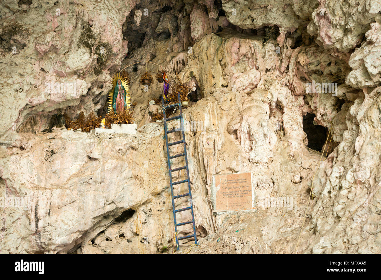 Heiligtum der Jungfrau von Guadalupe, in die Höhle der Farben im Sumidero Canyon von Chiapas, Mexiko Stockfoto