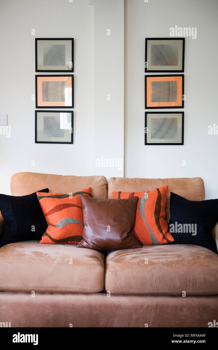 Braun Sofa Mit Orange Schwarz Und Rot Kissen Stockfoto