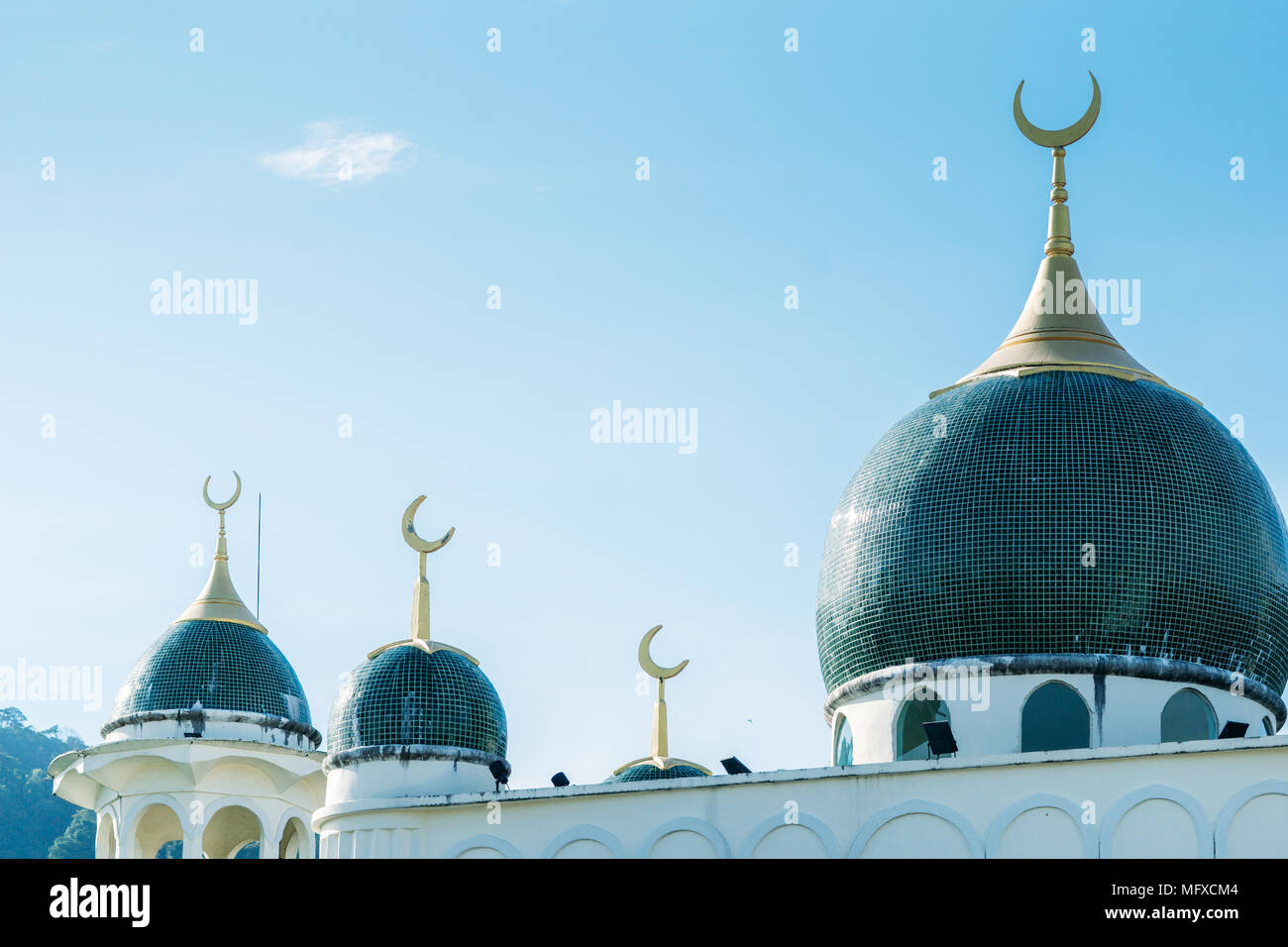 Muslimische Moschee auf dem Hintergrund des blauen Himmels. Schönen muslimischen Tempel. Vintage Ton. Stockfoto