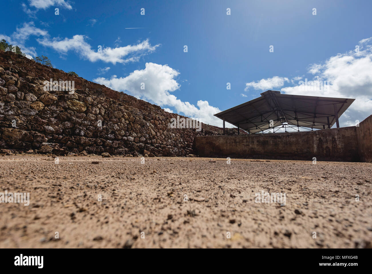 Steinmauern und lehmigen Boden mit Karpfen im Hintergrund Stockfoto