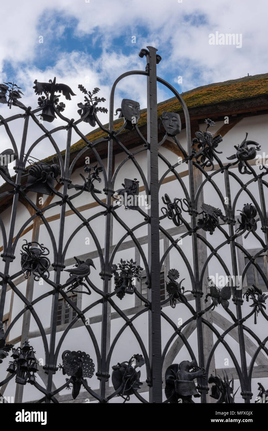 Eine Nahaufnahme Bild des wrought Eisen Tor am Eingang, um das Replikat, Shakespeares Globe Theatre am Südufer der Themse. Stockfoto