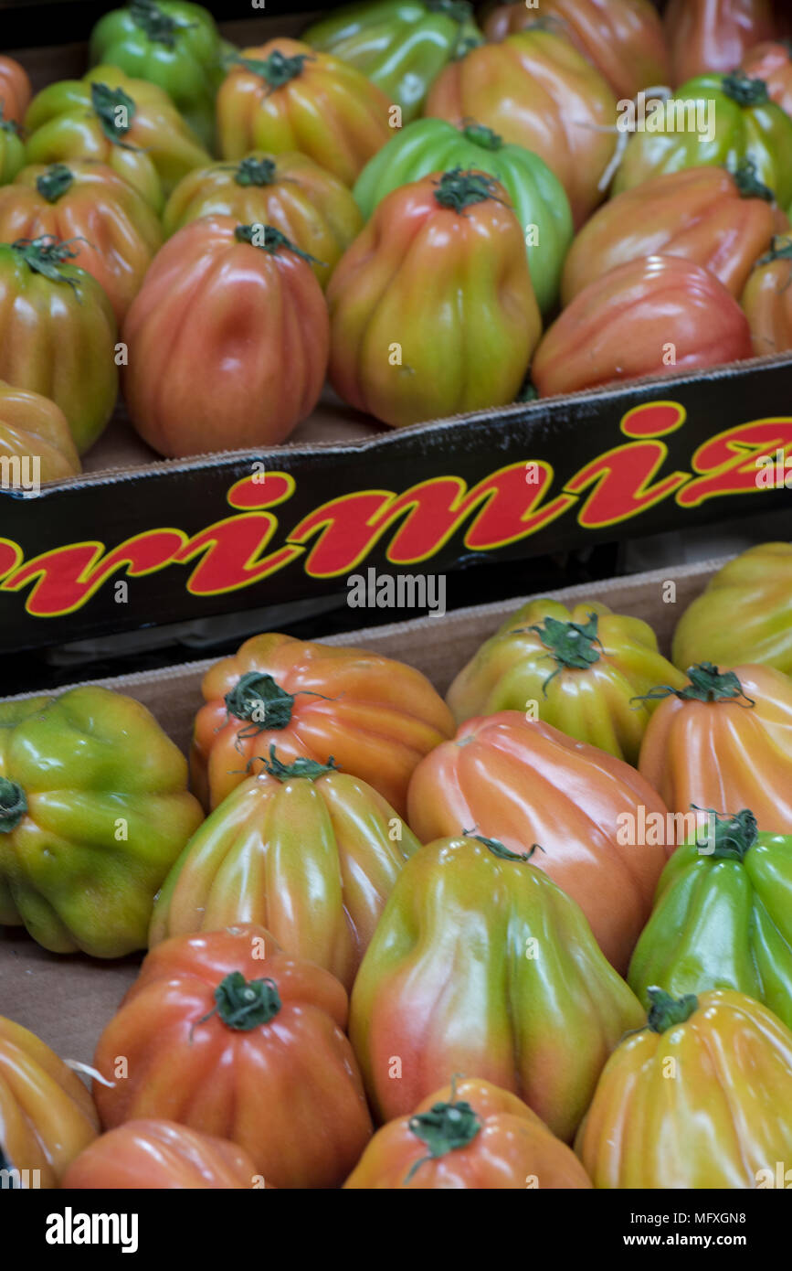 Frische Sorten und Möglichkeiten von frisch gepflückten Tomaten zum Verkauf auf einen Markt am Borough Market in London. Greengroceries frisch gepflückte rot grün. Stockfoto