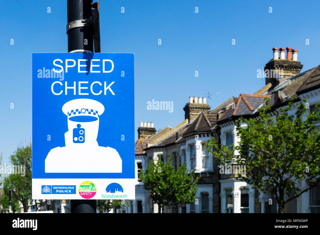 Geschwindigkeit in einem Wohnbezirk South London Zeichen prüfen. Stockfoto
