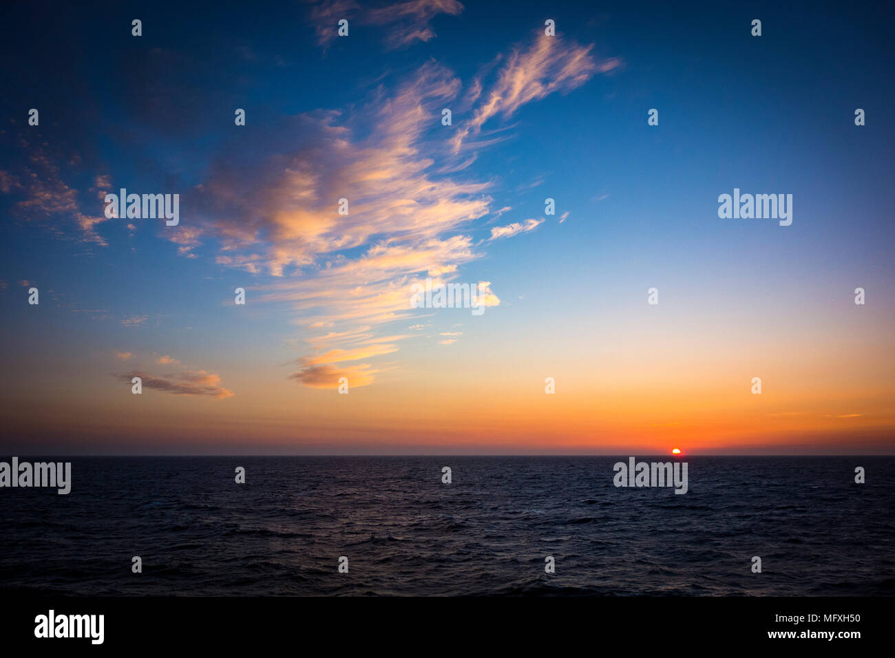 Juli Sonnenuntergang Überquerung des Polarkreises Stockfoto