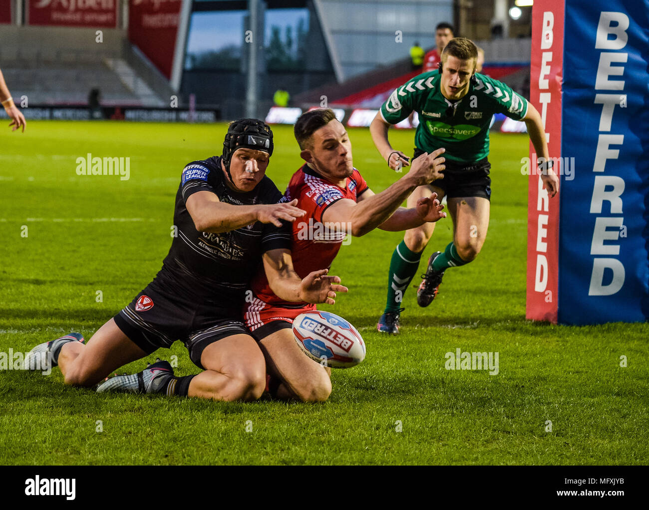 Manchester, Großbritannien. 26 April 2018, AJ Bell Stadium, Manchester, England; Betfred Super League Rugby, Runde 13, Salford Roten Teufel v St Helens; Jonny Lomax von St Helens geht über für einen Versuch der Credit: Aktuelles Bilder/Alamy leben Nachrichten Stockfoto