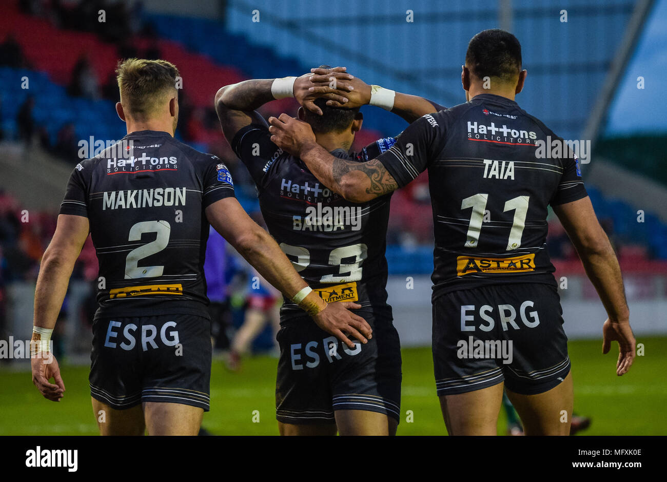 Manchester, Großbritannien. 26 April 2018, AJ Bell Stadium, Manchester, England; Betfred Super League Rugby, Runde 13, Salford Roten Teufel v St Helens; Ben Barba von St Helens feiert über gehen für einen Versuch mit seinem Teamkollegen Credit: Aktuelles Bilder/Alamy leben Nachrichten Stockfoto