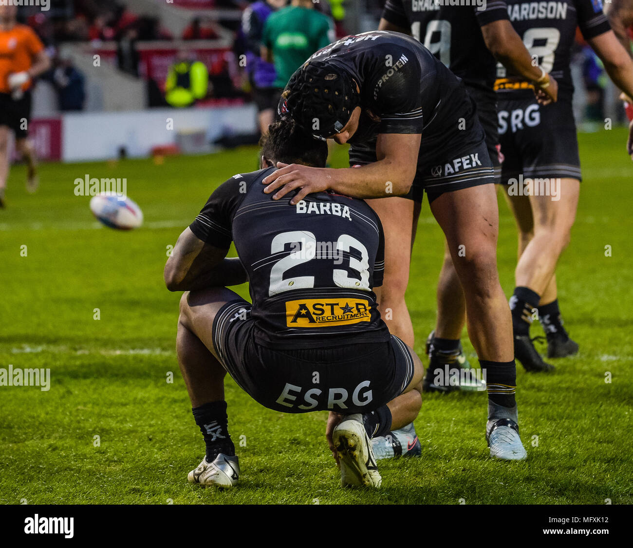 Manchester, Großbritannien. 26 April 2018, AJ Bell Stadium, Manchester, England; Betfred Super League Rugby, Runde 13, Salford Roten Teufel v St Helens; Ben Barba von St Helens feiert über gehen für einen Versuch mit seinem Teamkollegen Credit: Aktuelles Bilder/Alamy leben Nachrichten Stockfoto