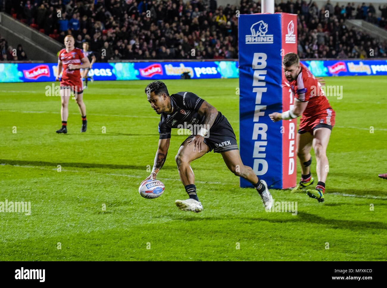 Manchester, Großbritannien. 26 April 2018, AJ Bell Stadium, Manchester, England; Betfred Super League Rugby, Runde 13, Salford Roten Teufel v St Helens; Ben Barba von St Helens geht über für einen Versuch der Credit: Aktuelles Bilder/Alamy leben Nachrichten Stockfoto