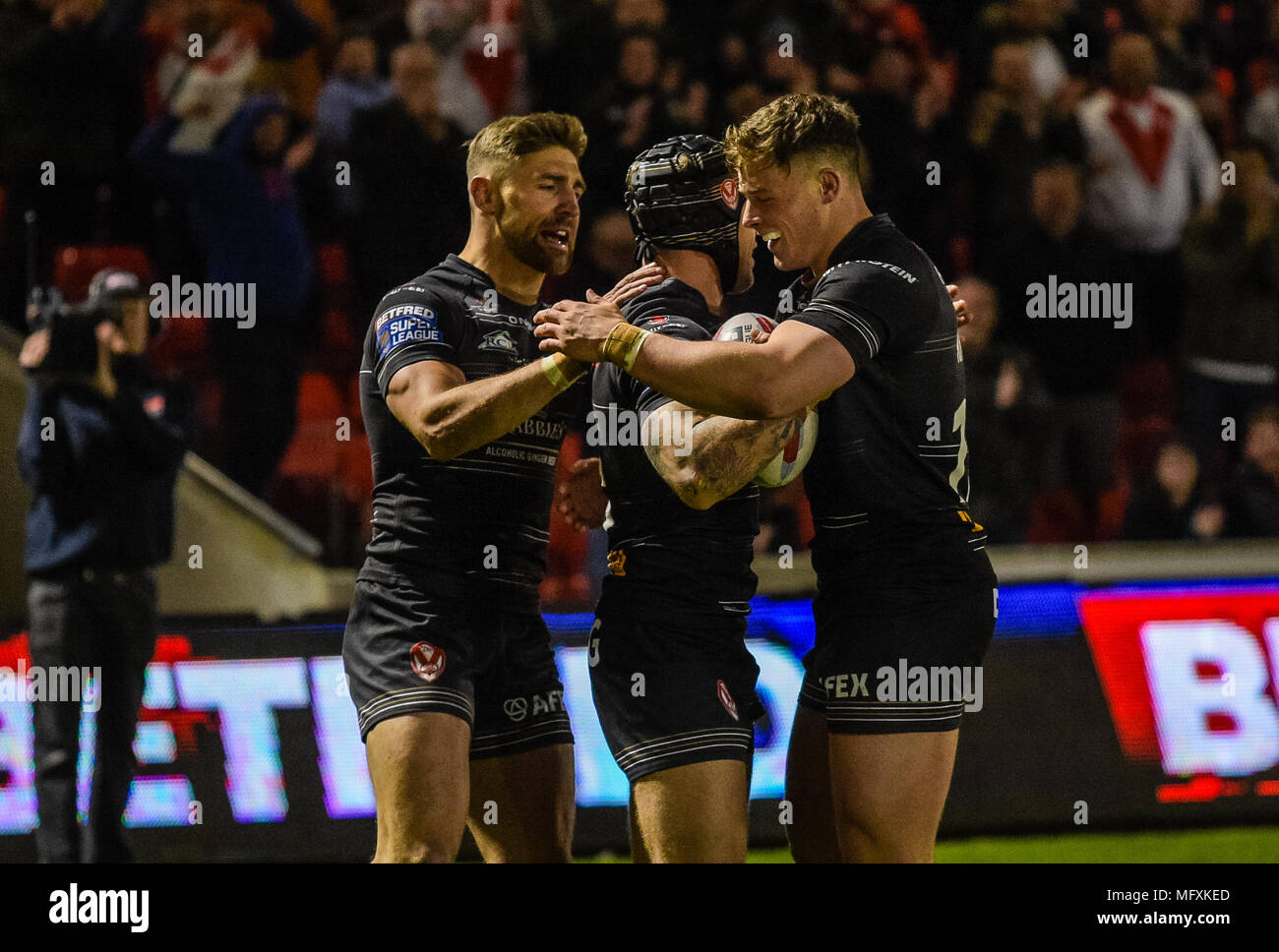 Manchester, Großbritannien. 26 April 2018, AJ Bell Stadium, Manchester, England; Betfred Super League Rugby, Runde 13, Salford Roten Teufel v St Helens; Theo Fages von St Helens feiert über gehen für einen Versuch der Credit: Aktuelles Bilder/Alamy leben Nachrichten Stockfoto