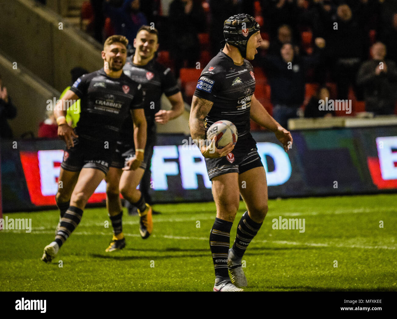 Manchester, Großbritannien. 26 April 2018, AJ Bell Stadium, Manchester, England; Betfred Super League Rugby, Runde 13, Salford Roten Teufel v St Helens; Theo Fages von St Helens feiert über gehen für einen Versuch der Credit: Aktuelles Bilder/Alamy leben Nachrichten Stockfoto