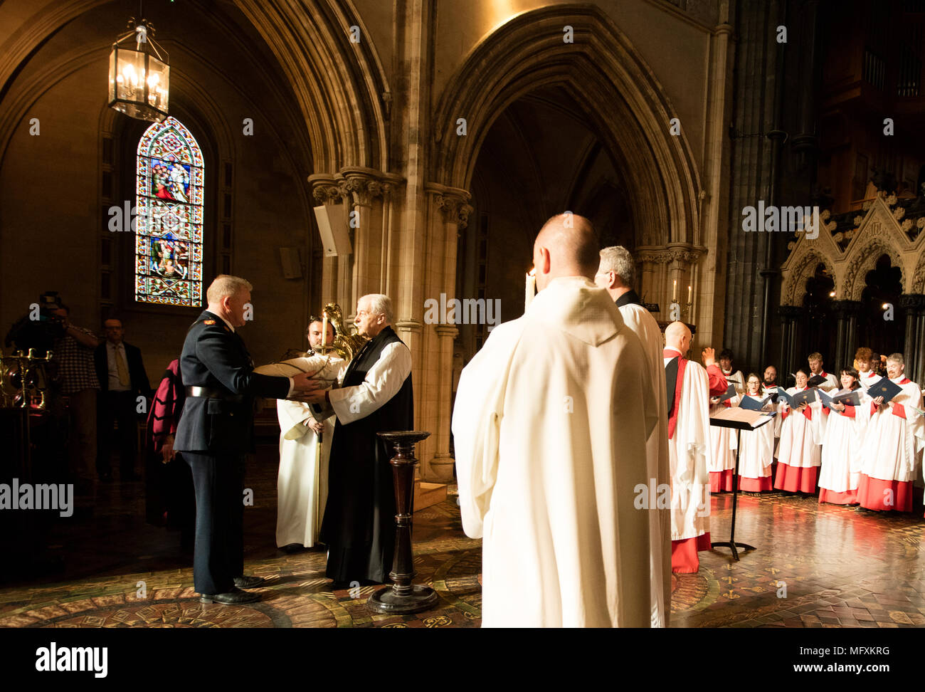 Dublin, Irland. 26/4. 2018. Die Rückkehr der Herzen von St. Laurence O'Toole. Assistant Commissioner der Gardai (Polizei), Pat trägt im Herzen von St. Laurence O'Toole, an den Erzbischof von Dublin, den Pfr. Dr. Michael Jackson, bei einem Dienst in Christus die Christ Church Cathedral, in Dublin, seine Rückkehr zu feiern, nachdem er 2012 von Unbekannten gestohlen wurde. Laurence O'Tole war ein ehemaliger Erzbischof von Dublinand starb im Jahr 1180. Er war ein Heiliger im Jahre 1226 gemacht. Foto: Eamonn Farrell/RollingNews. ie Credit: RollingNews.ie/Alamy leben Nachrichten Stockfoto