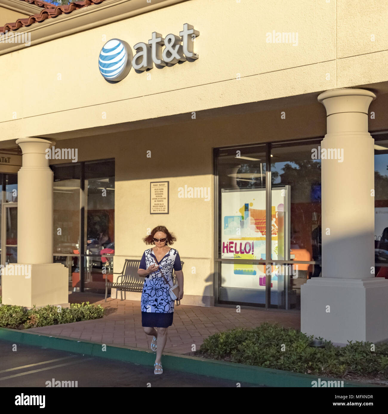 Irvine, Kalifornien, USA. 28 Sep, 2017. AT&T Inc. ist eine US-amerikanische multinationale Konglomerat Holding an Whitacre Turm in der Innenstadt von Dallas, Texas.[8] AT&T mit Sitz ist der weltweit größten Telekommunikationsunternehmen. AT&T ist auch der zweitgrößte Anbieter von Mobilfunkdiensten und der größte Anbieter von Festnetz-Services in den Vereinigten Staaten: Alexey Bychkov/ZUMA Draht/Alamy leben Nachrichten Stockfoto
