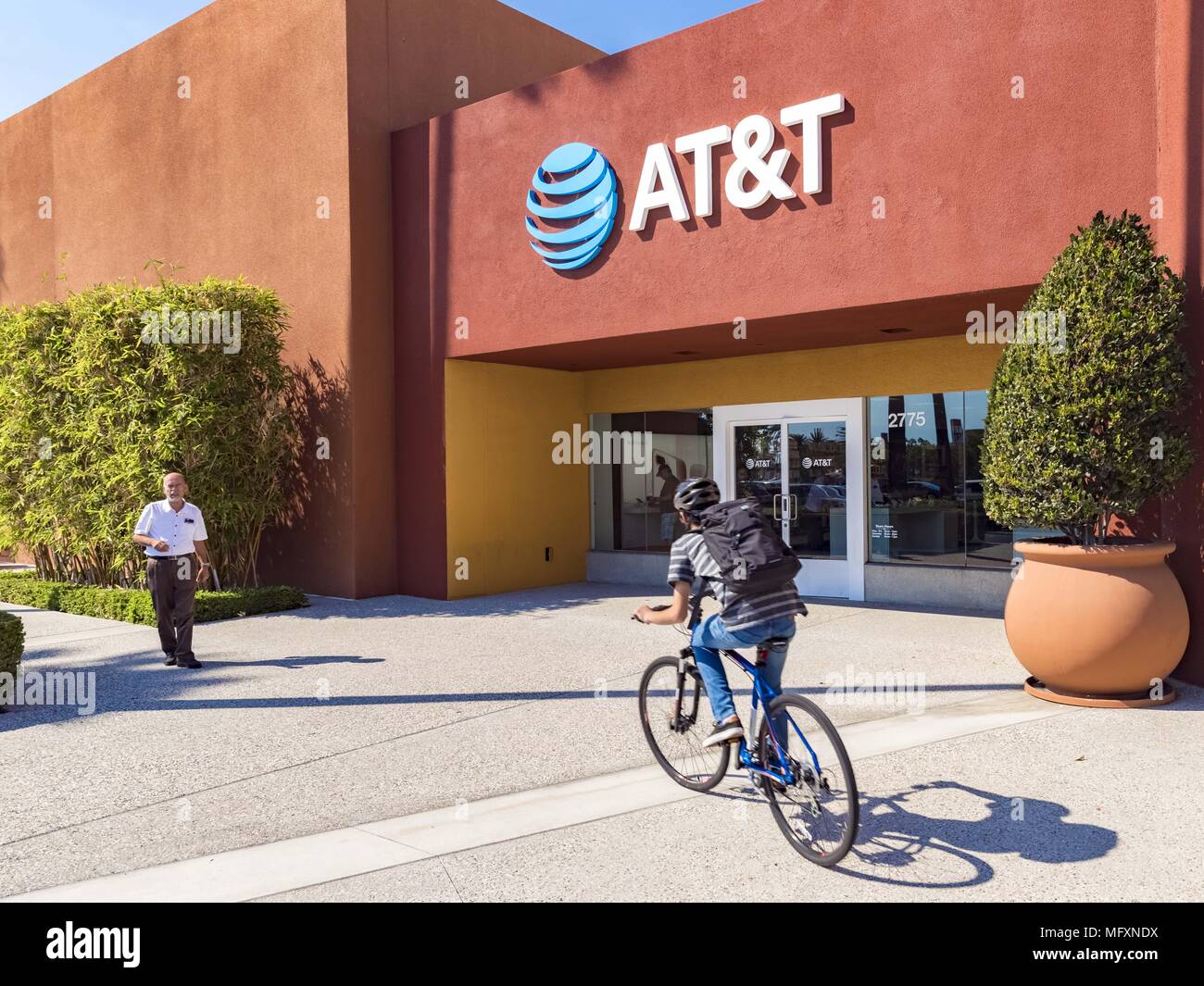 Irvine, Kalifornien, USA. 26 Sep, 2017. AT&T Inc. ist eine US-amerikanische multinationale Konglomerat Holding an Whitacre Turm in der Innenstadt von Dallas, Texas.[8] AT&T mit Sitz ist der weltweit größten Telekommunikationsunternehmen. AT&T ist auch der zweitgrößte Anbieter von Mobilfunkdiensten und der größte Anbieter von Festnetz-Services in den Vereinigten Staaten: Alexey Bychkov/ZUMA Draht/Alamy leben Nachrichten Stockfoto