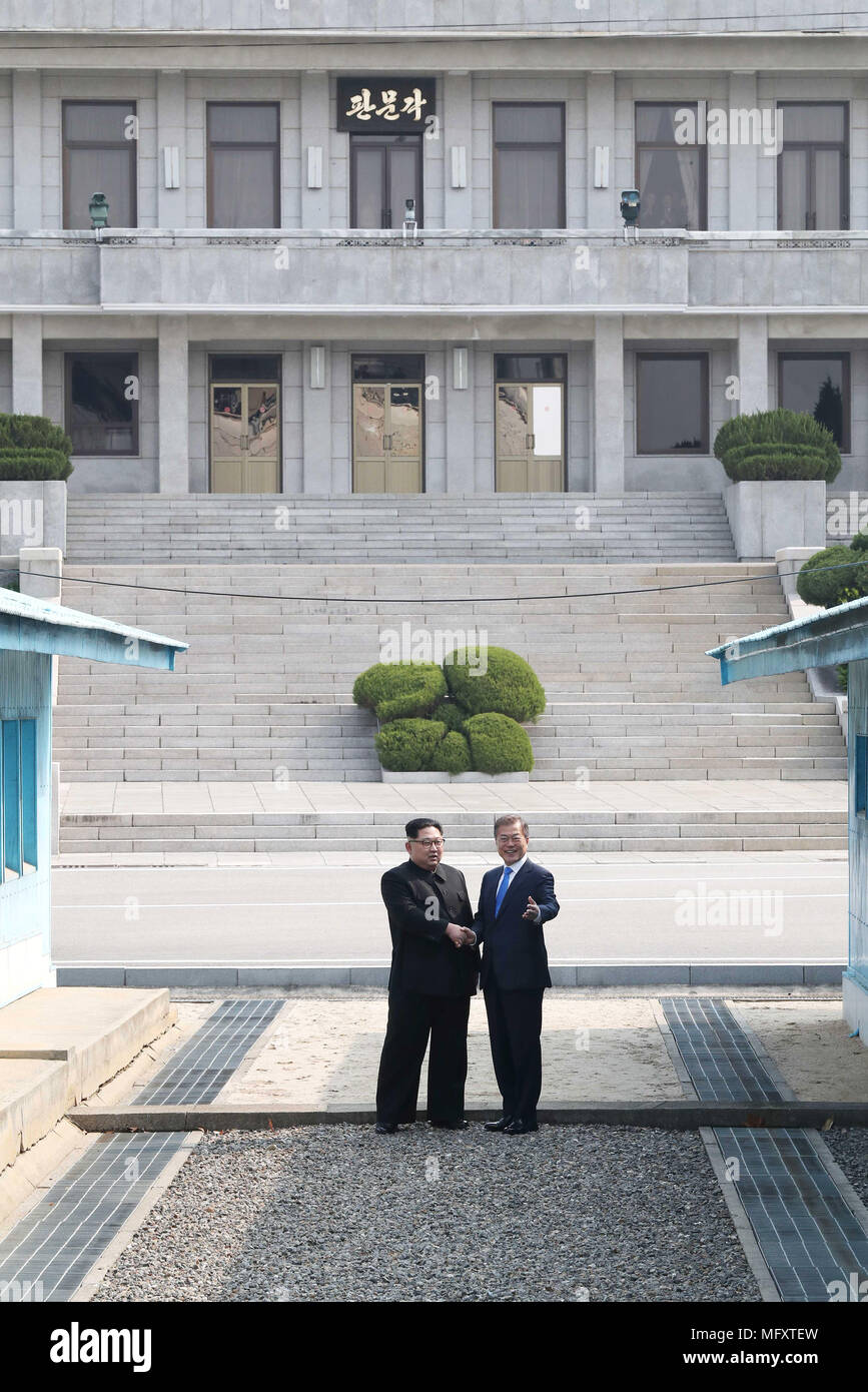 Panmunjom, Südkorea. 27. April 2018. Mond Jae-In und Kim Jong-Un, Apr 27, 2018: die südkoreanischen Präsidenten Mond Jae-In grüßt nordkoreanischen Führer Kim Jong-Un (L) vor Ihrem innerkoreanischen Gipfeltreffen Panmunjom in der demilitarisierten Zone (DMZ) zwischen den beiden Koreas in Paju, nördlich von Seoul, Südkorea. Redaktion VERWENDEN SIE NUR Credit: innerkoreanischen Gipfeltreffen Pressekorps/Pool/LBA/Alamy leben Nachrichten Stockfoto