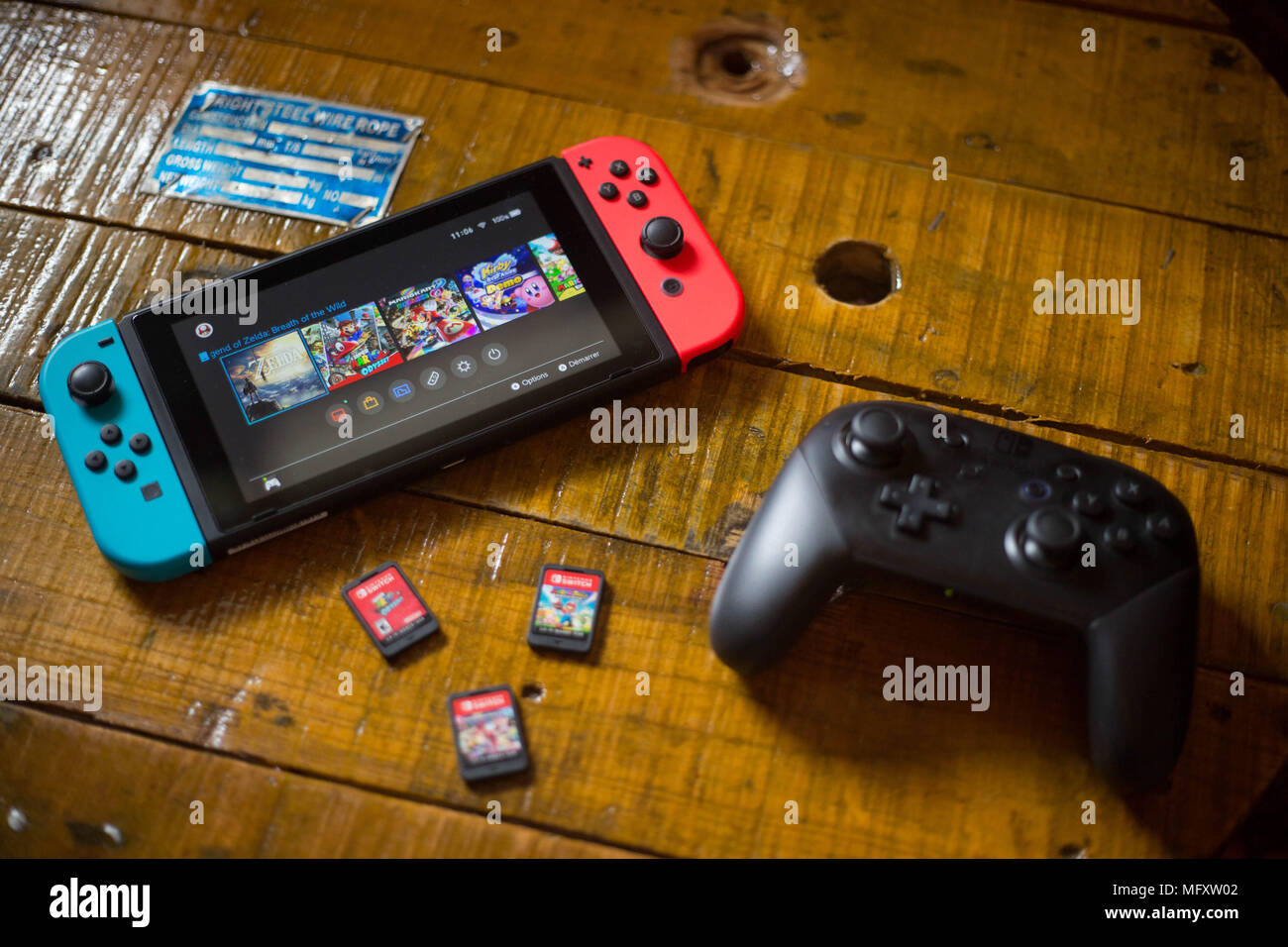 Ein eingeschaltet Nintendo Switch mit 2 Joy-Con angeschlossen, wird ein Pro  Controller und 3 Patrone Spiele. Das Kyoto-basierte Video Game Company  Nintendo endete es Comeback Jahr Umsatz mit im Wert von $