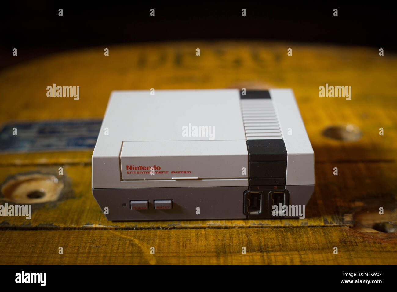 Ein Nintendo Classic Mini "Nintendo Entertainment System" Video Spiele  Konsole. Das Kyoto-basierte Video Game Company Nintendo endete es Comeback  Jahr Umsatz mit im Wert von $ 9 Mrd. nach ein herrliches Jahr