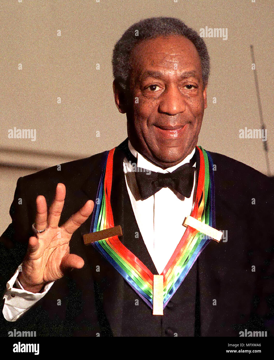 Schauspieler, Komiker Bill Cosby Tassen für Fotografen wie kommt er im Weißen Haus in Washington DC für ein Abendessen Tanz zu Ehren von sich selbst und die anderen 1998 Kennedy Center honorees am 6. Dezember 1998. Quelle: Ron Sachs/CNP/MediaPunch Stockfoto